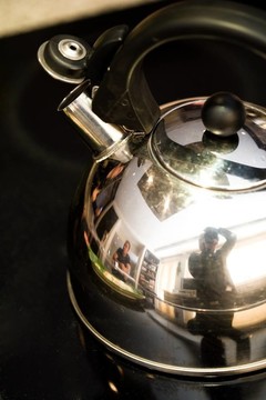 一種B上的金屬茶壺