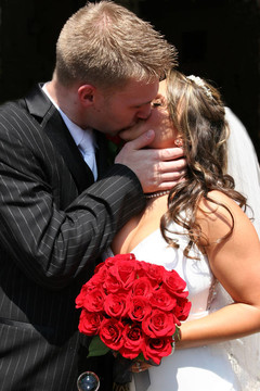 新娘和Groom Kissing