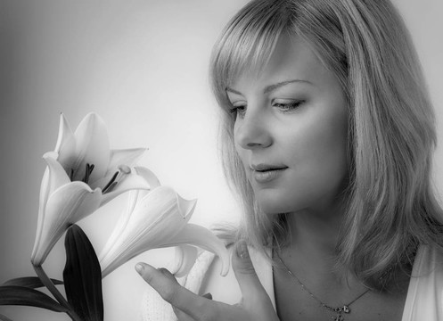 女人與madonna lily