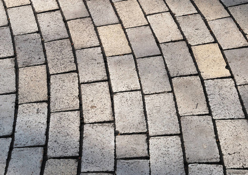 排排灰色鵝卵石路面