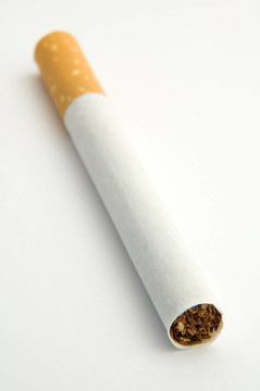 一支香煙在白