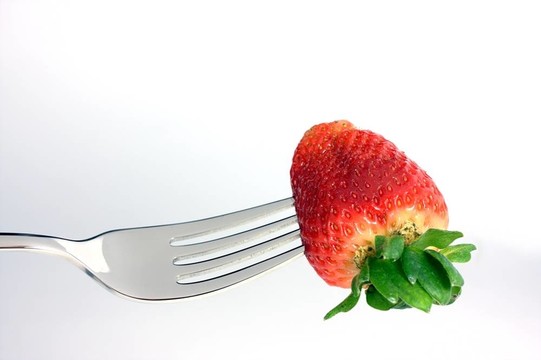叉子上的草莓