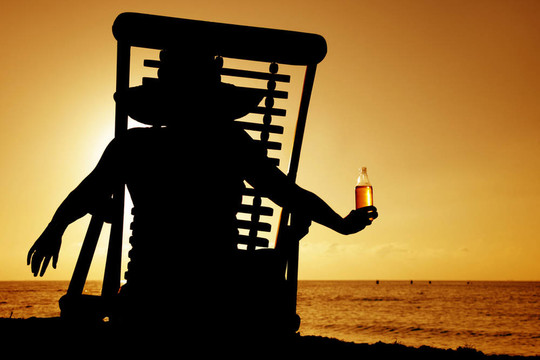 啤酒和躺椅夕陽的剪影