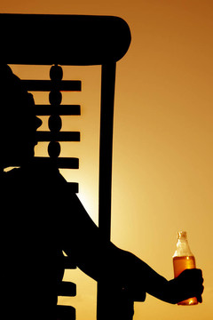 啤酒和躺椅夕陽(yáng)的剪影