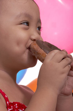 快樂的孩子吃甜甜圈