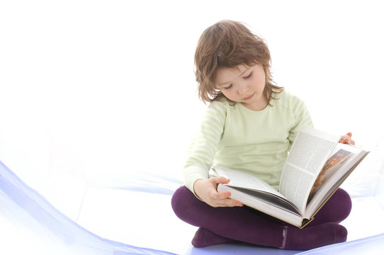 一個年輕的女孩讀一本書