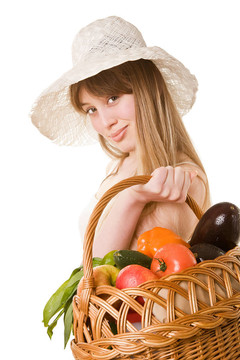 一个漂亮的年轻女子拿着一篮可口的新鲜蔬菜。白色孤立。