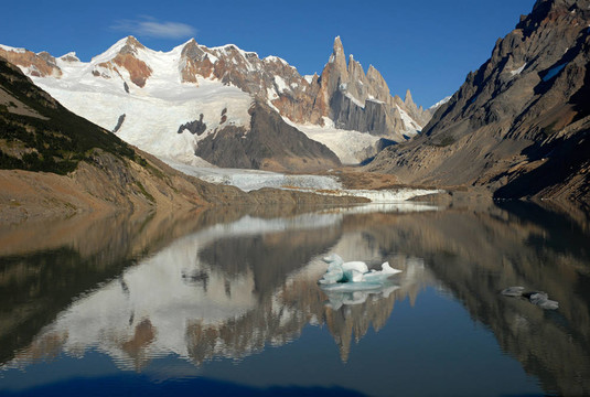 Mount Cerro Torre從Torre湖