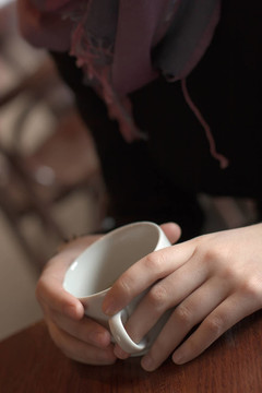 年輕的女人坐在咖啡館里