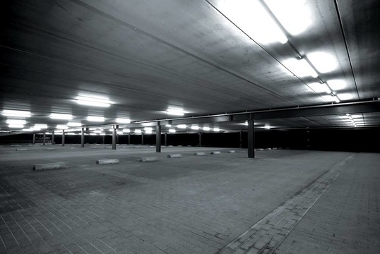 空曠的停車場