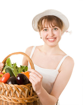 女孩拿着一篮美味的新鲜蔬菜。