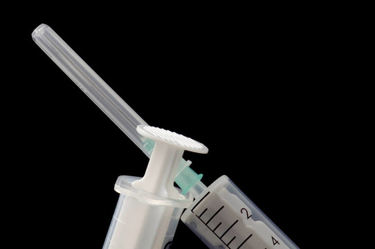 兩個黑色注射器