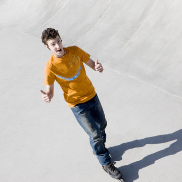 在滑板公園rollerblader在滑板公園rollerblader Rollerblader