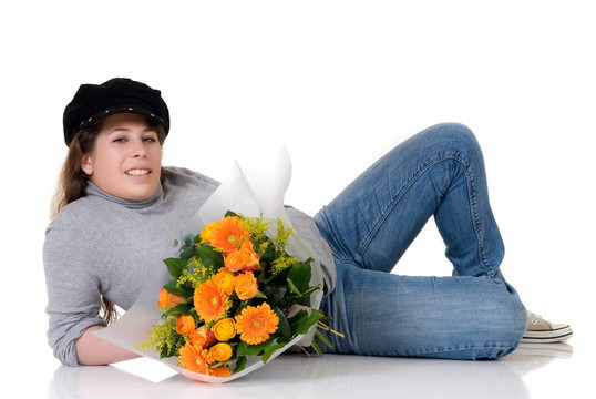 帶花的年輕女人