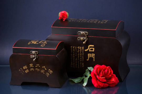 兩個(gè)木制棺材在藍(lán)色的象形文字和鮮花