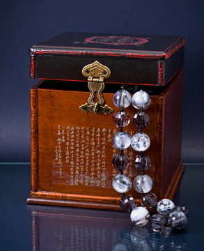 珠在藍(lán)色的東方風(fēng)格的木棺材