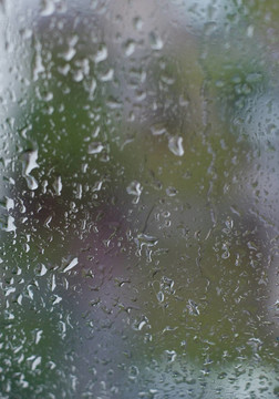 窗戶上的雨點(diǎn)