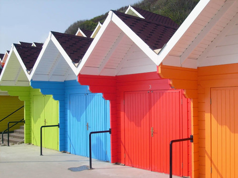 豐富多彩的海灘小屋的海邊