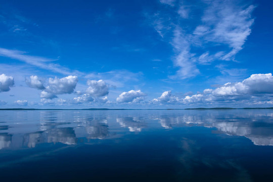 湖上的夏日天空