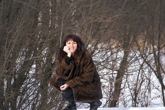 毛皮中的年輕女人