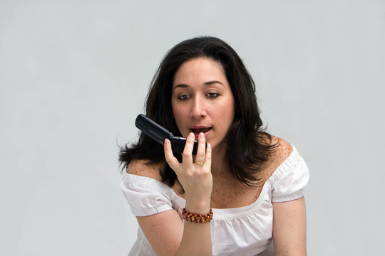女人在電話里大喊大叫