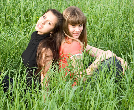 綠色草地上的女孩