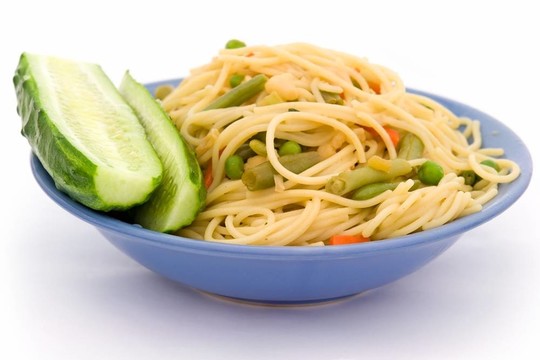 意大利面條和綠色黃瓜