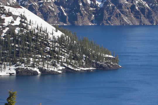 冬季火山湖