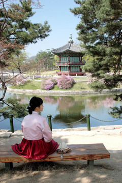 坐在公園里。