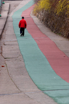 走在橡膠的道路上。