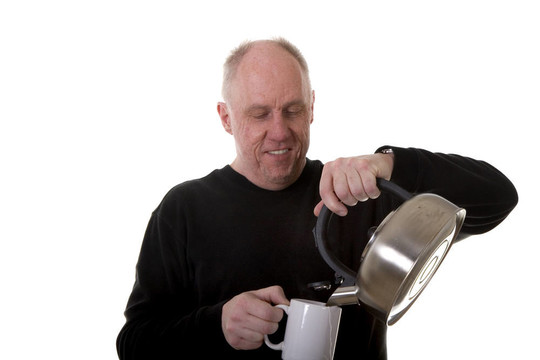 黑衣男子澆茶