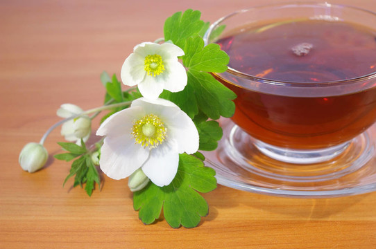 春天的花朵和茶的花束