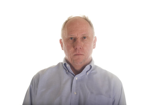 穿藍襯衫的嚴肅男子