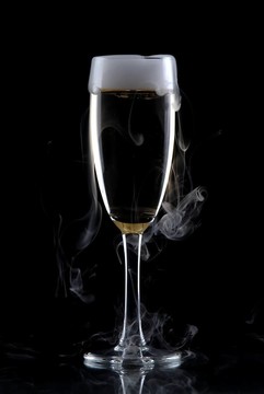 黑色背景葡萄酒中的玻璃
