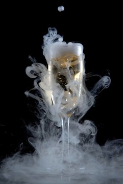 黑色背景葡萄酒中的玻璃