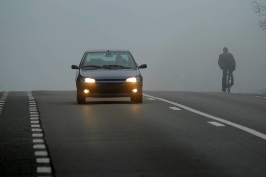 汽車(chē)出現(xiàn)霧氣和騎車(chē)人騎在