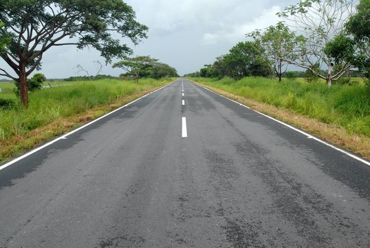 空曠的公路消失在遠處