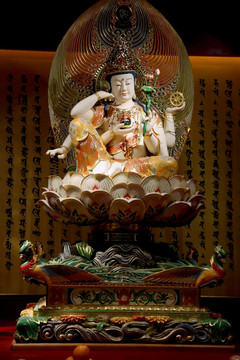 Golden buddha的雕像