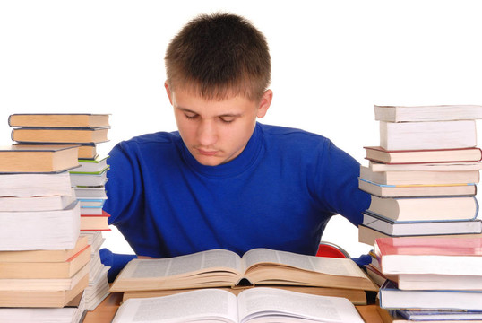 男孩在圖書館