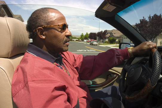 老年African American男子駕駛車(chē)