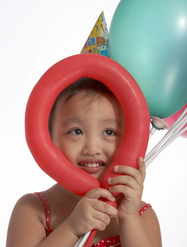 小孩子抱著氣球
