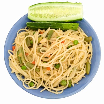 意大利面條和綠色黃瓜