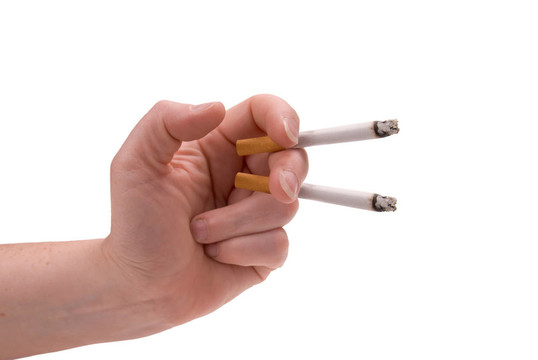 在一個(gè)女人的手卷煙