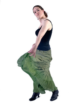 穿著跳舞的長卷發(fā)的婦女