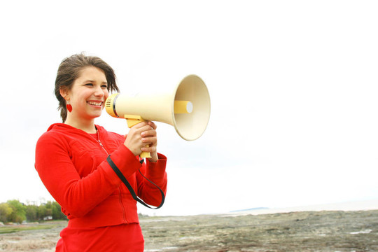青少年和擴(kuò)音器