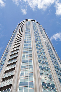 具有反射窗的高層現(xiàn)代建筑。莫斯科；俄羅斯。