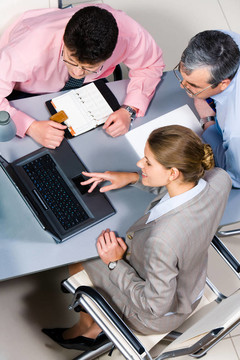 看著筆記本電腦