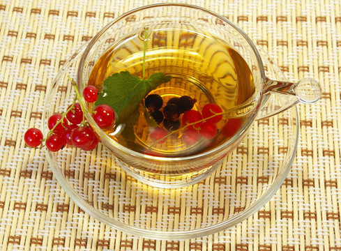 紅醋栗和草藥茶