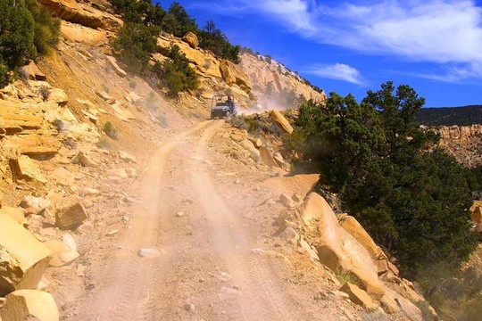 塵土飛揚(yáng)的沙漠公路