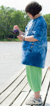 年輕女孩釣魚(yú)
